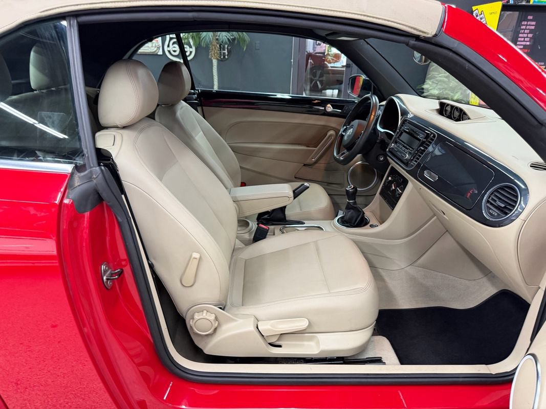 Used 2013 Volkswagen Beetle 2.0T FWD image 16