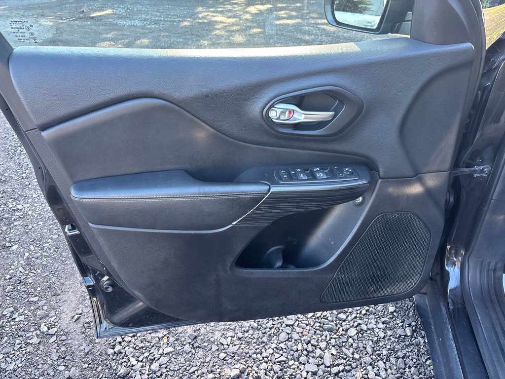 Used 2015 Jeep Cherokee Limited FWD image 17