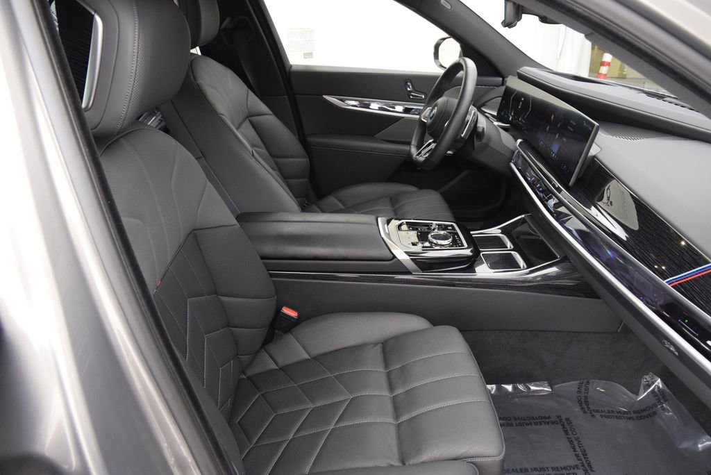 Used 2025 BMW 760i xDrive w/ Executive Package image 16