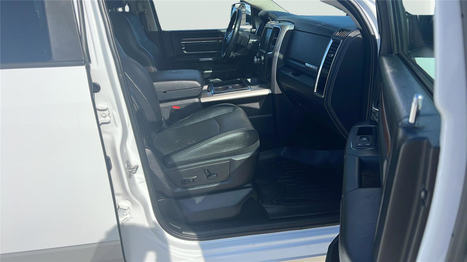 Used 2015 RAM 1500 Laramie w/ Convenience Group AWD/4WD image 13