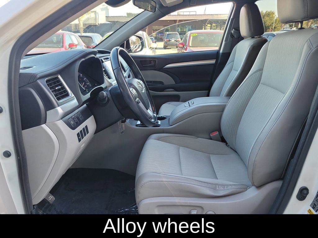 Used 2017 Toyota Highlander Plus image 2