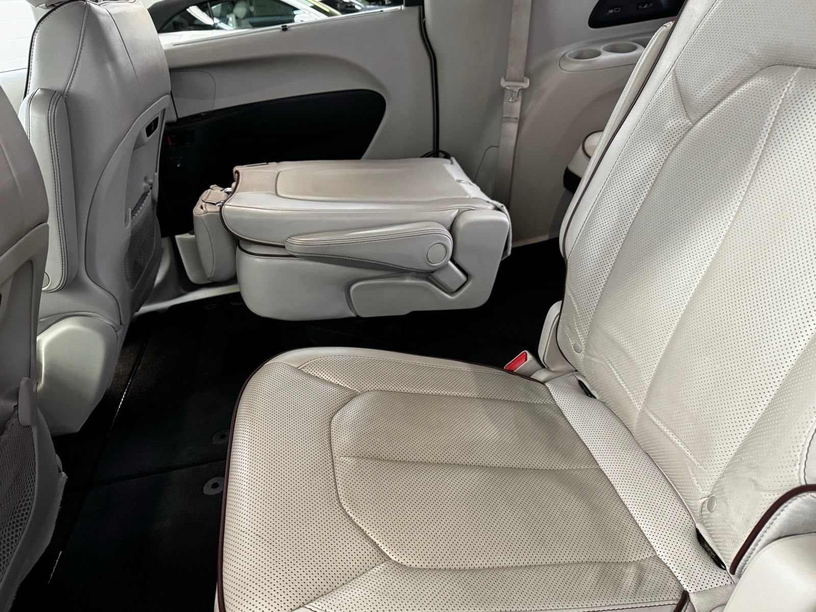 Used 2020 Chrysler Pacifica Limited FWD image 29