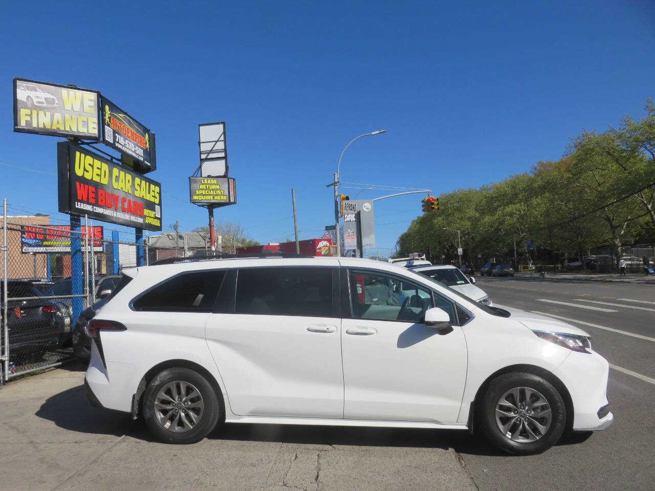 Used 2022 Toyota Sienna LE AWD/4WD image 9