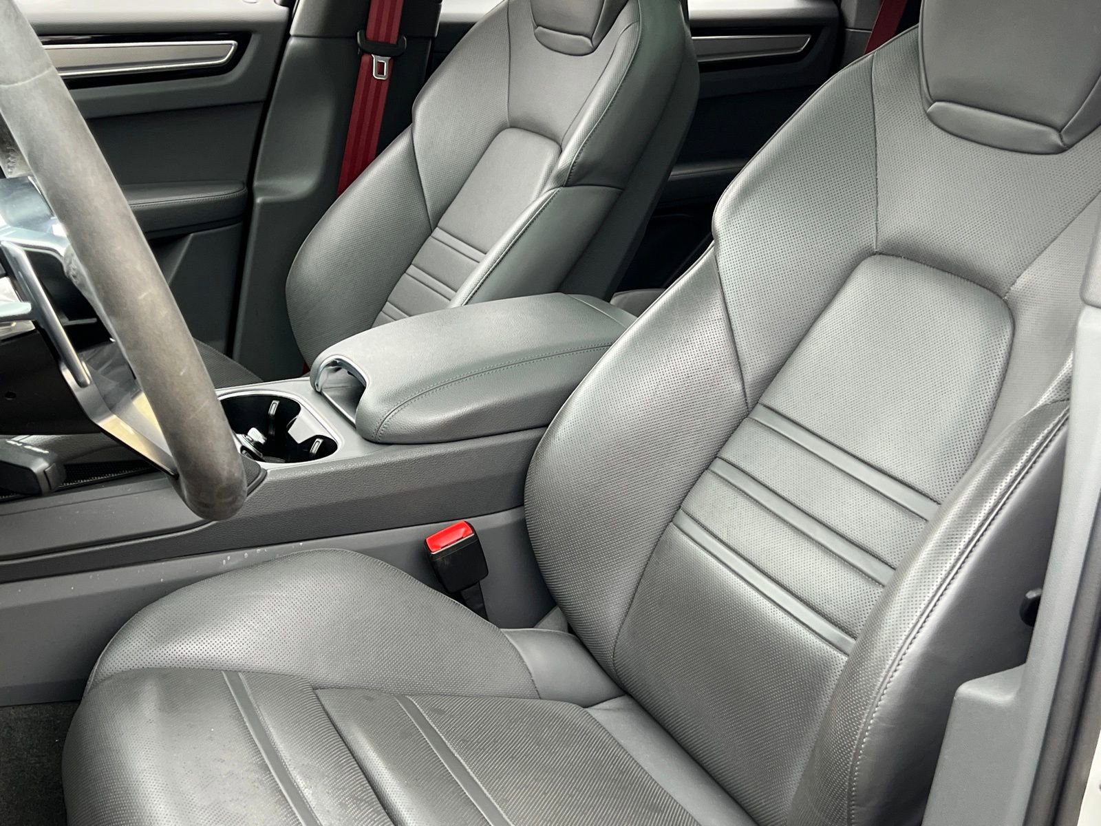 Certified 2022 Porsche Cayenne Platinum Edition image 5