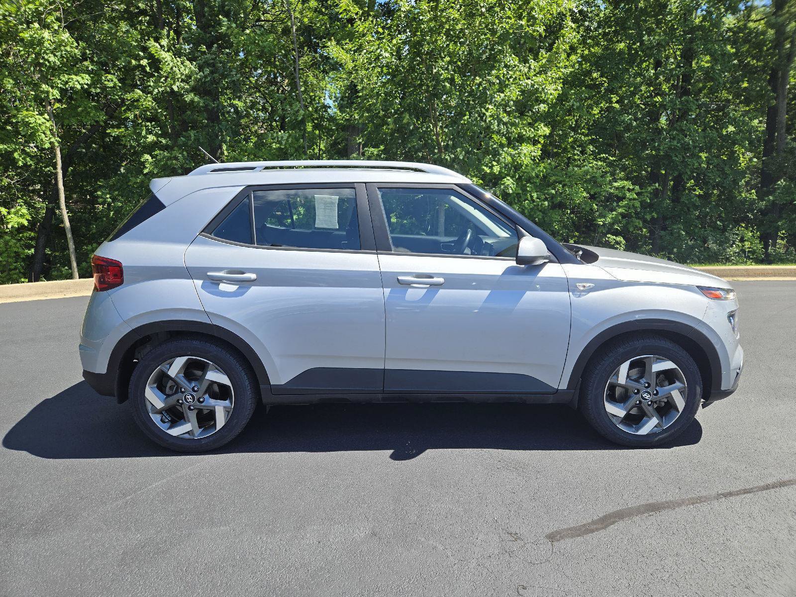 Used 2023 Hyundai Venue SEL FWD image 2