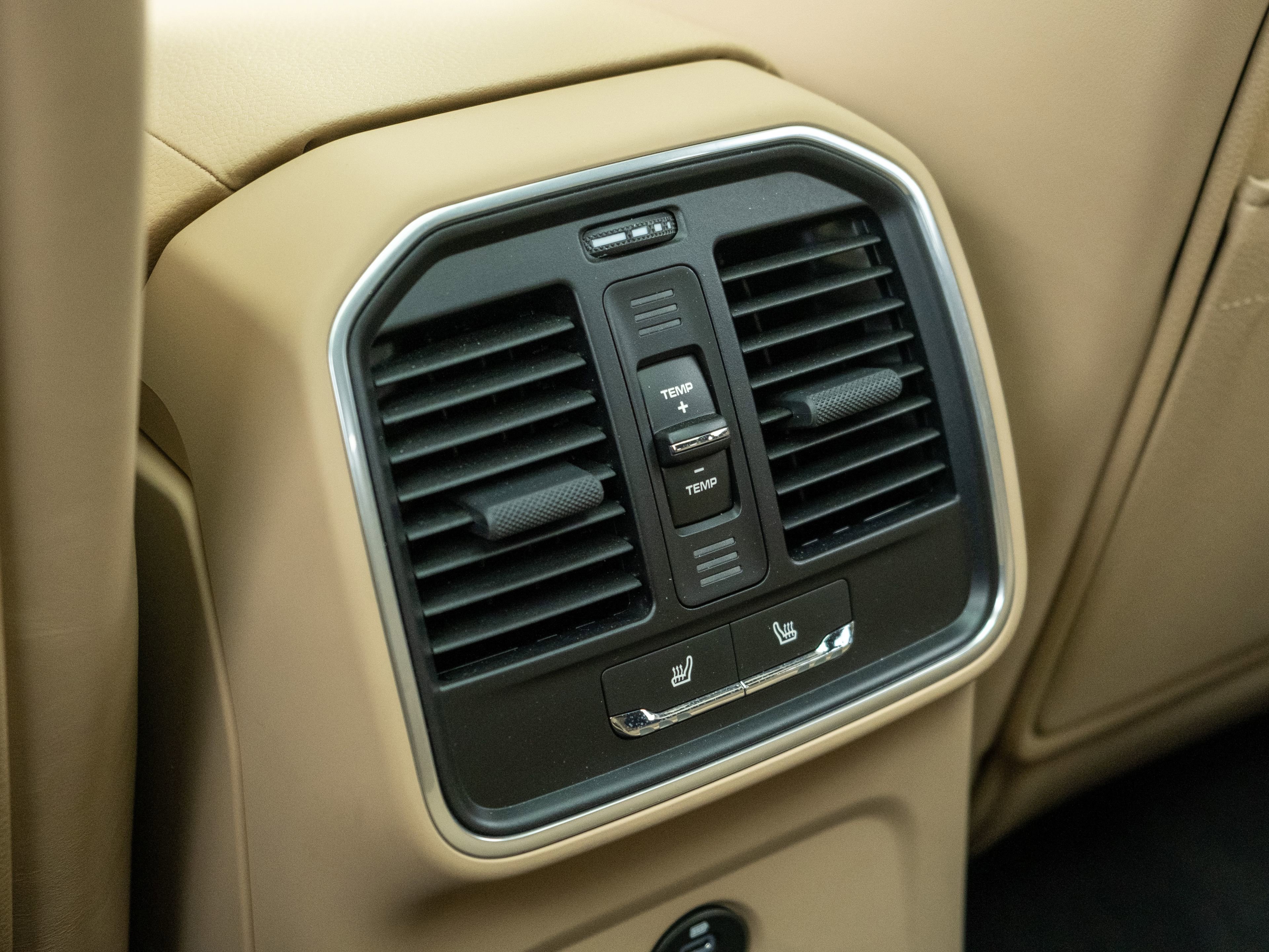 Certified 2023 Porsche Macan AWD/4WD image 34