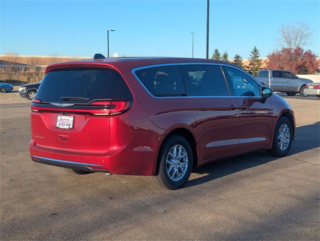 New 2026 Chrysler Pacifica Select image 3