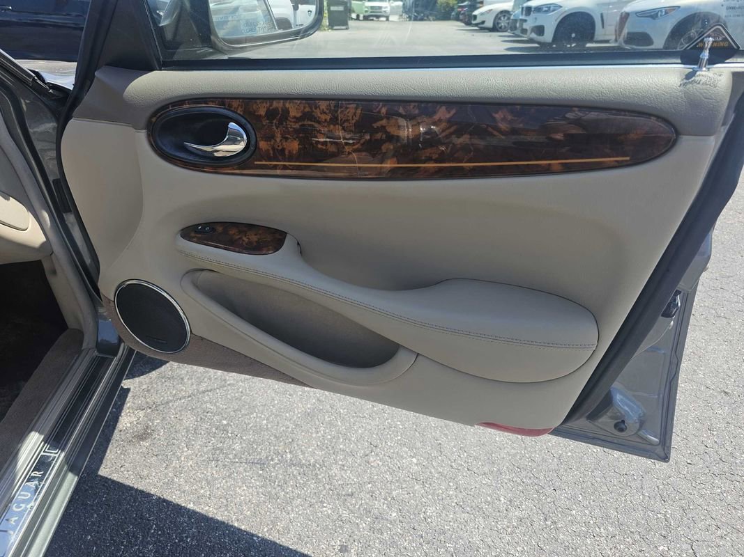 Used 2003 Jaguar XJ8 L image 24