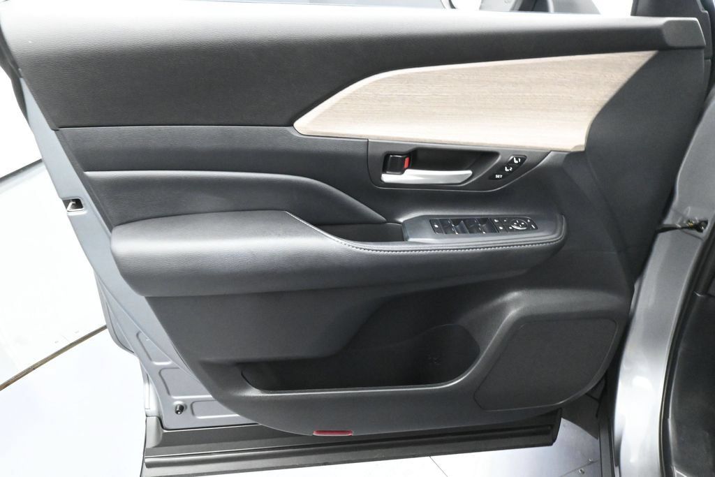 Used 2025 Toyota Grand Highlander AWD image 13