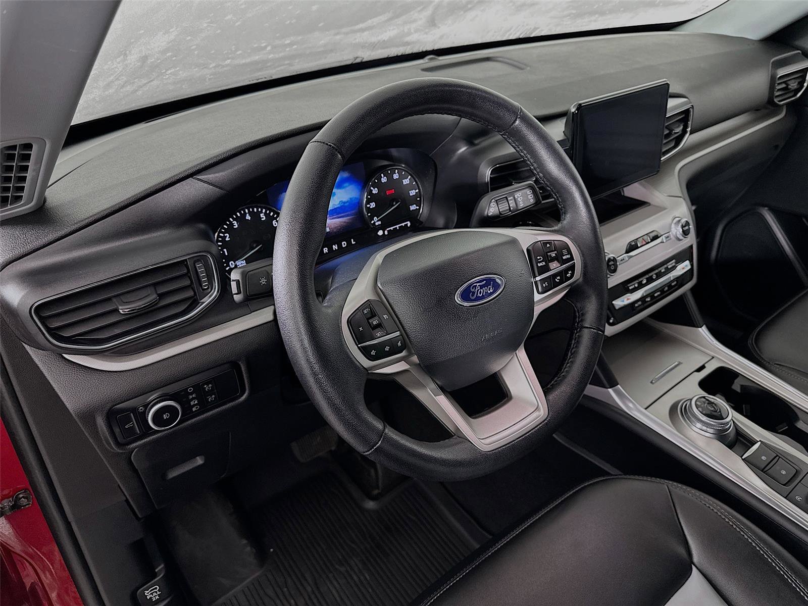 Used 2024 Ford Explorer XLT w/ Equipment Group 202A image 9