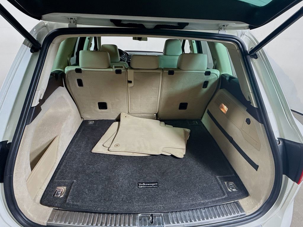 Used 2011 Volkswagen Touareg Sport image 26