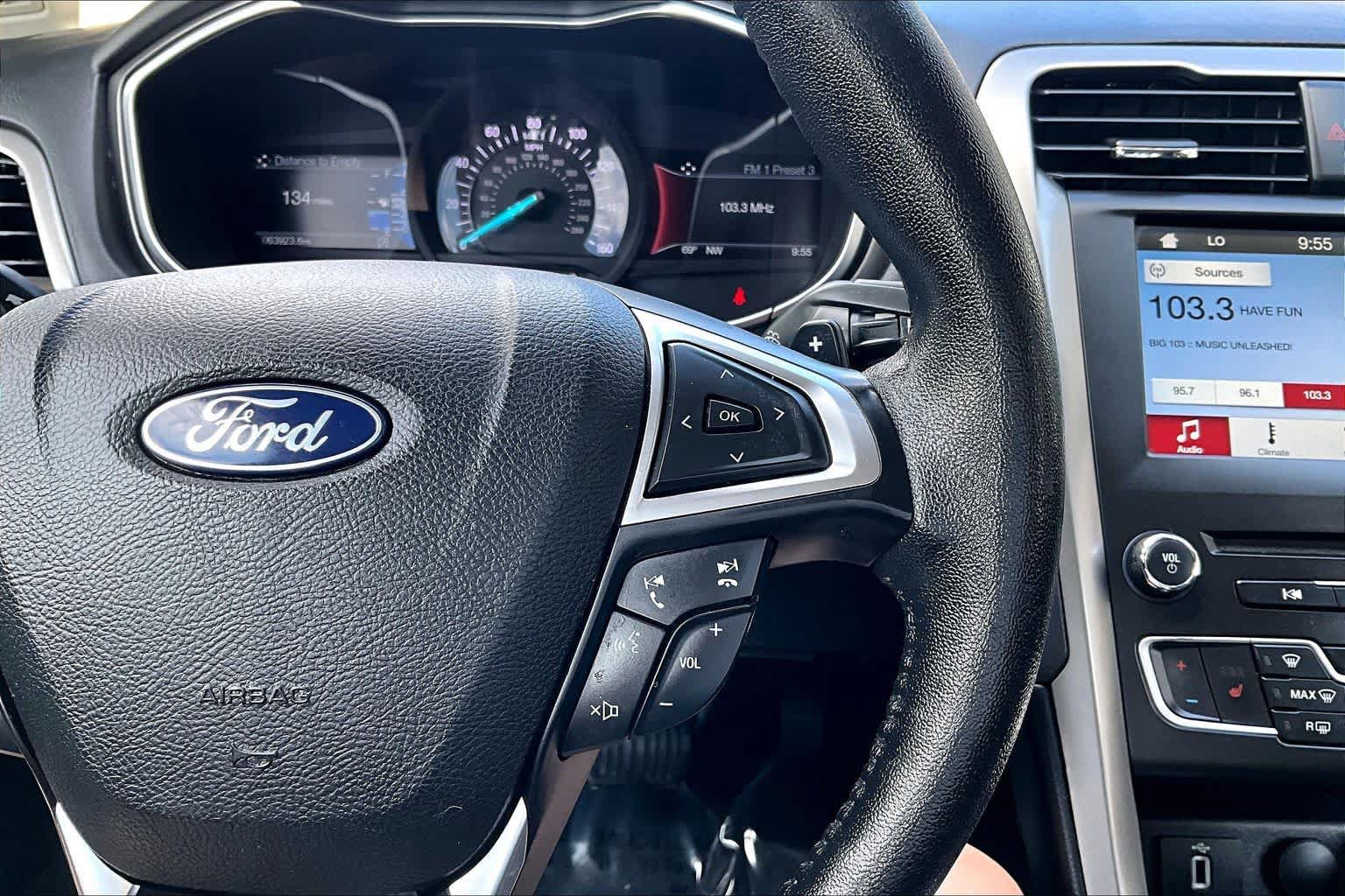 Used 2018 Ford Fusion SE w/ Fusion SE Technology Package FWD image 25