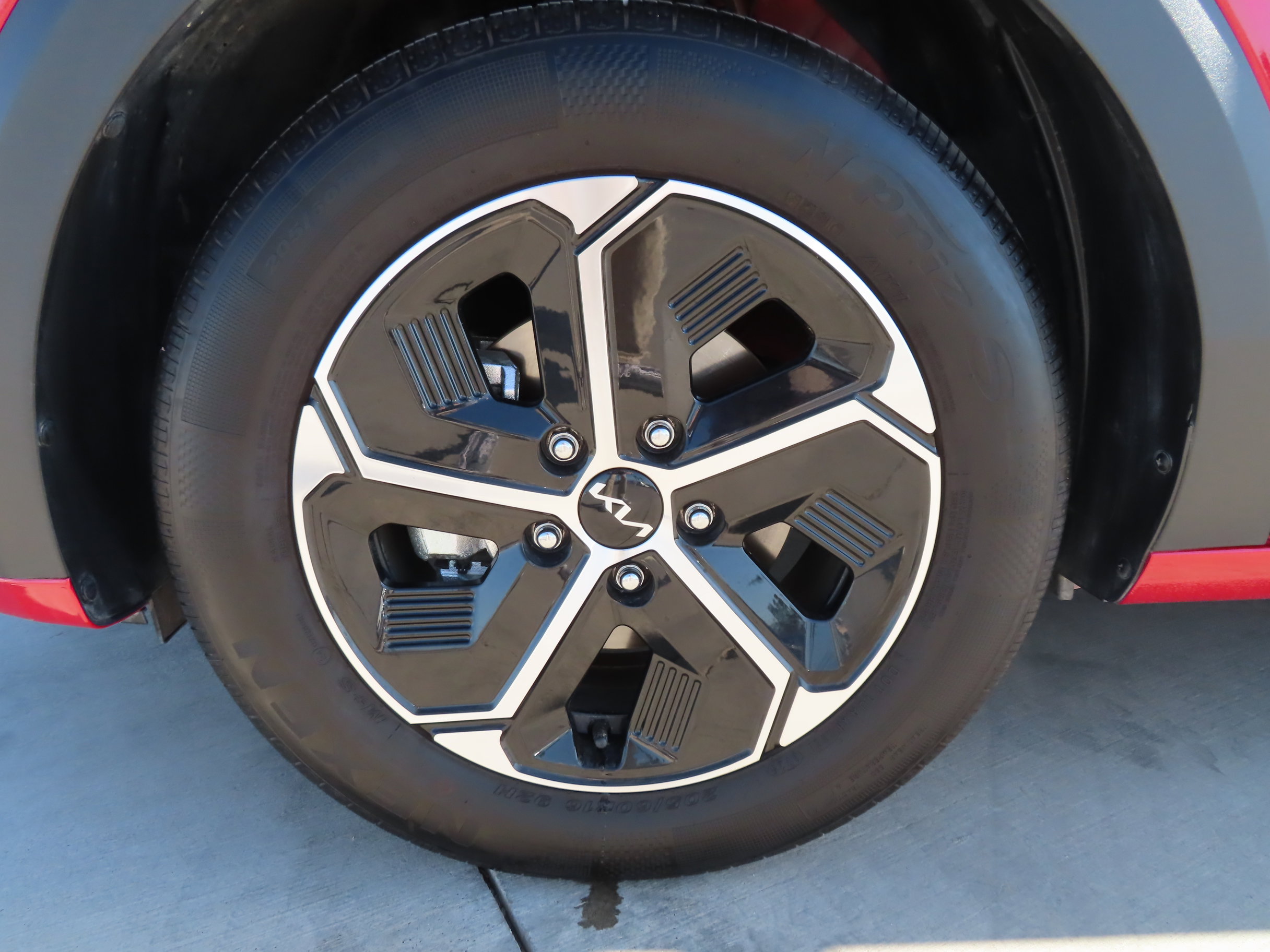 Used 2025 Kia Niro LX image 5