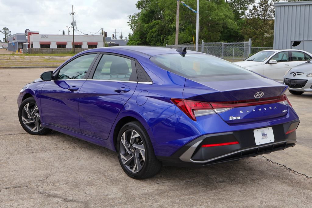 Used 2025 Hyundai Elantra Limited FWD image 2