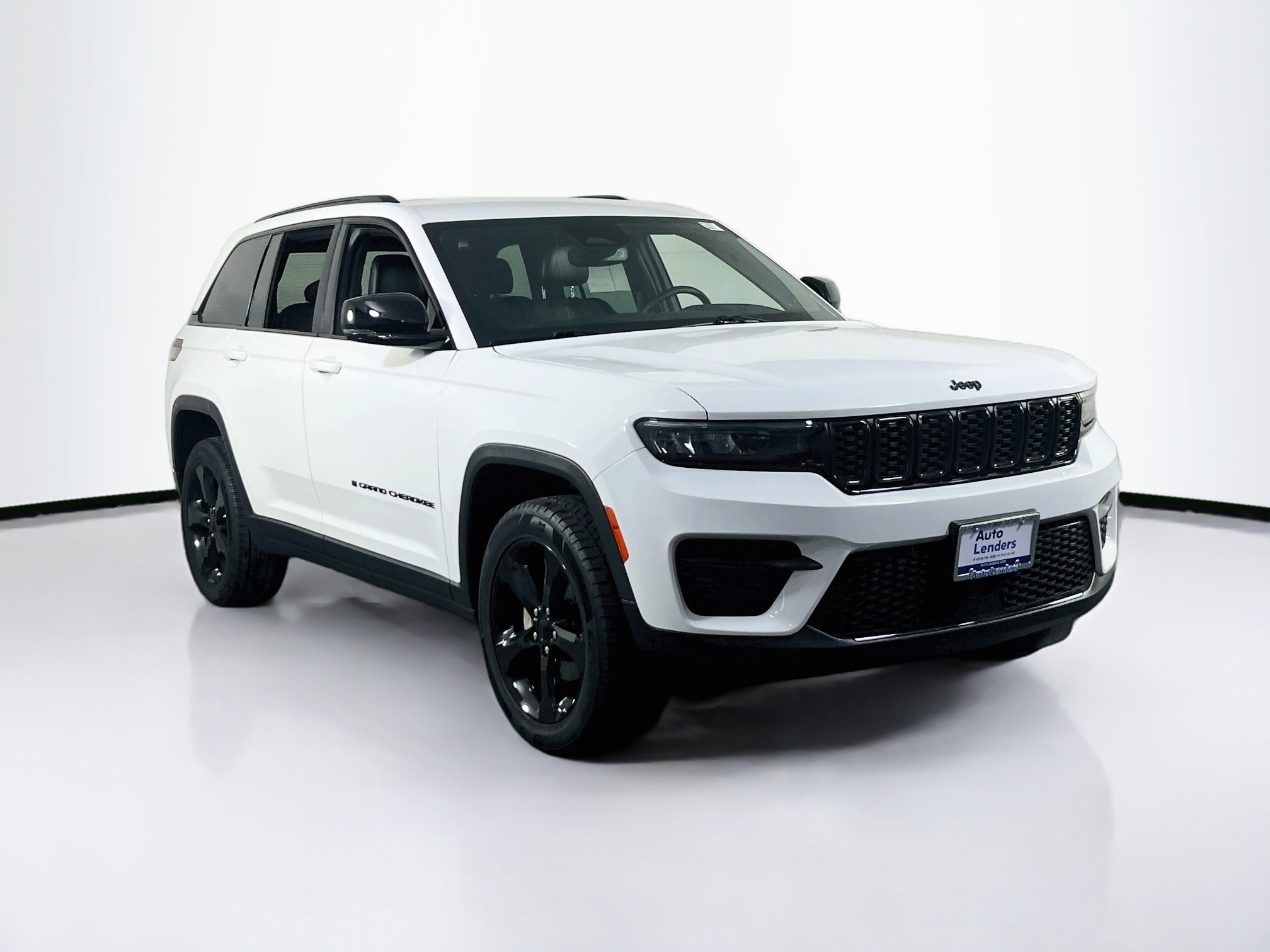 Used 2023 Jeep Grand Cherokee Altitude image 3