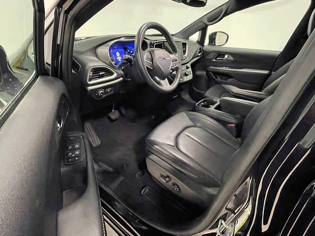 Used 2025 Chrysler Pacifica Select FWD image 3