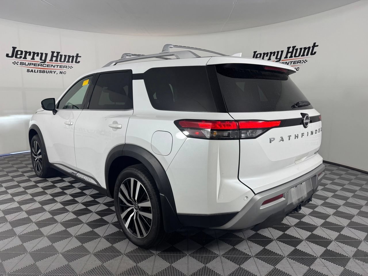 Used 2025 Nissan Pathfinder Platinum w/ Cargo Package FWD image 9