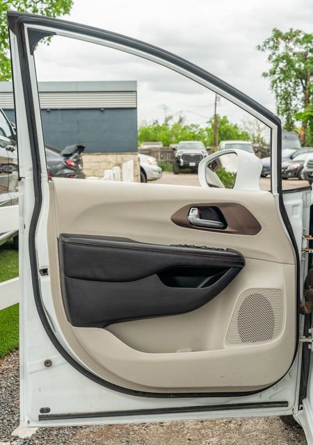 Used 2019 Chrysler Pacifica Touring-L FWD image 17
