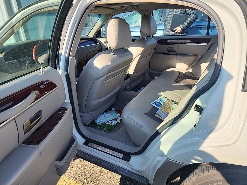 Used 2005 Lincoln Town Car Signature Limited image 19