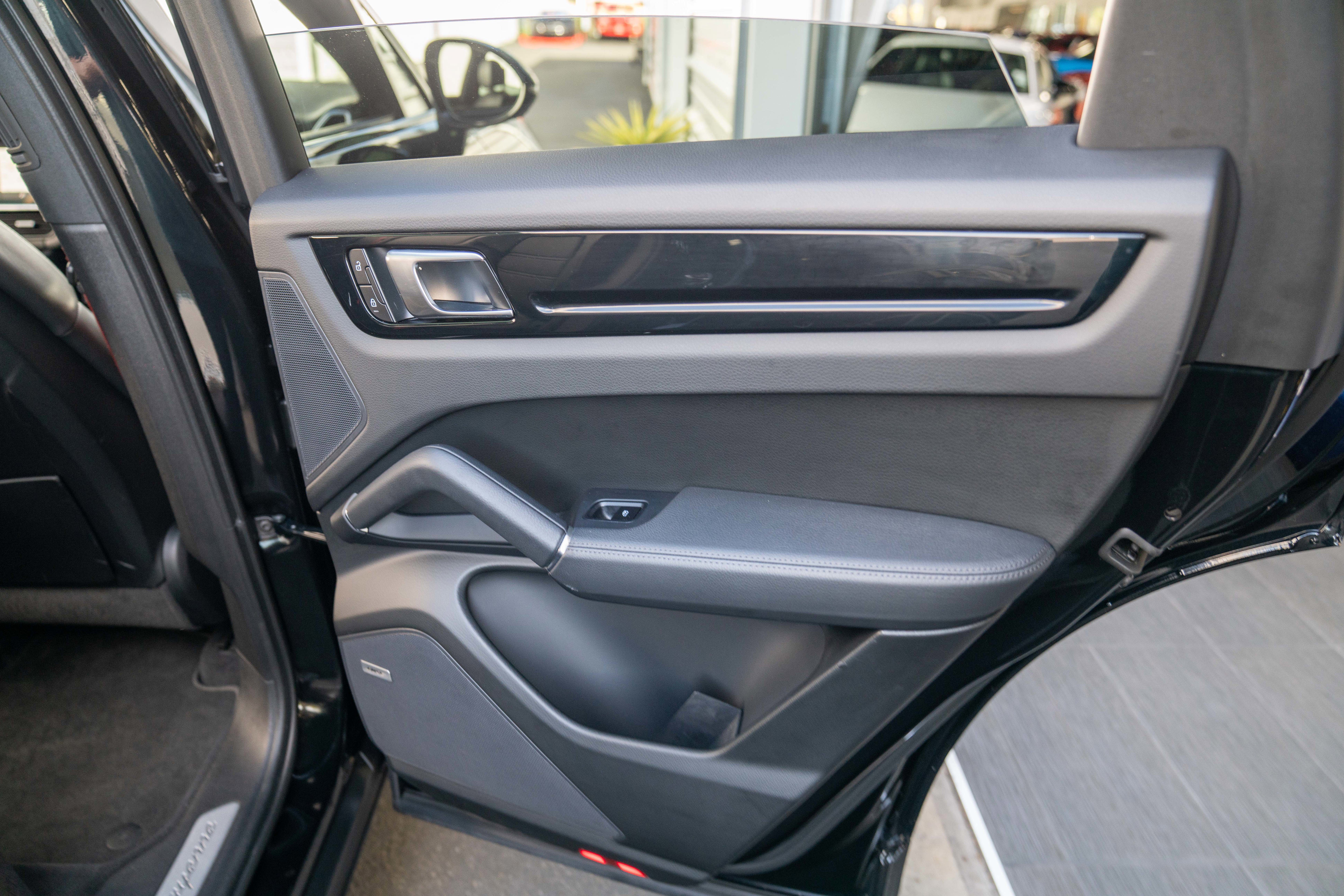 Used 2022 Porsche Cayenne AWD/4WD image 33