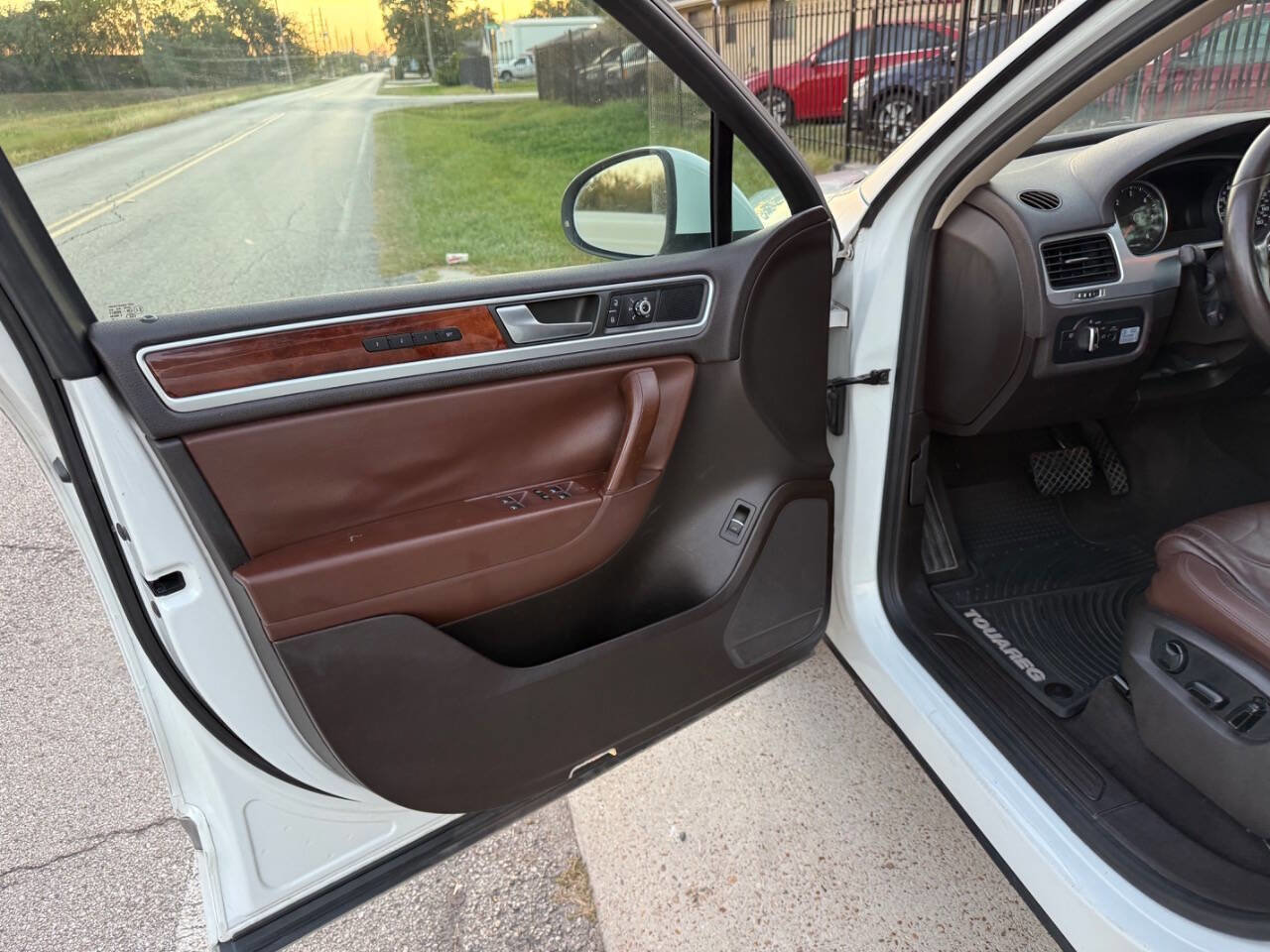 Used 2013 Volkswagen Touareg TDI image 11