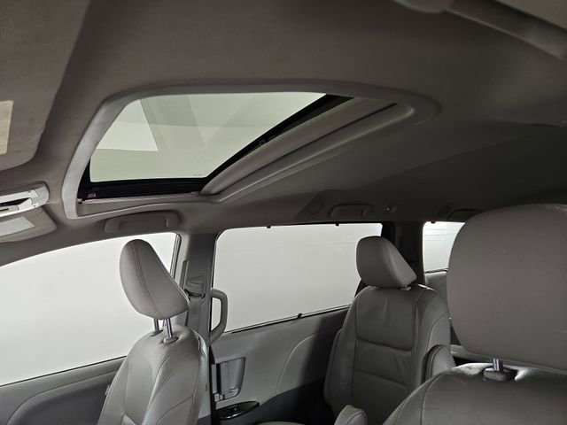 Used 2015 Toyota Sienna XLE w/ Four Season Floor Mat Package image 32