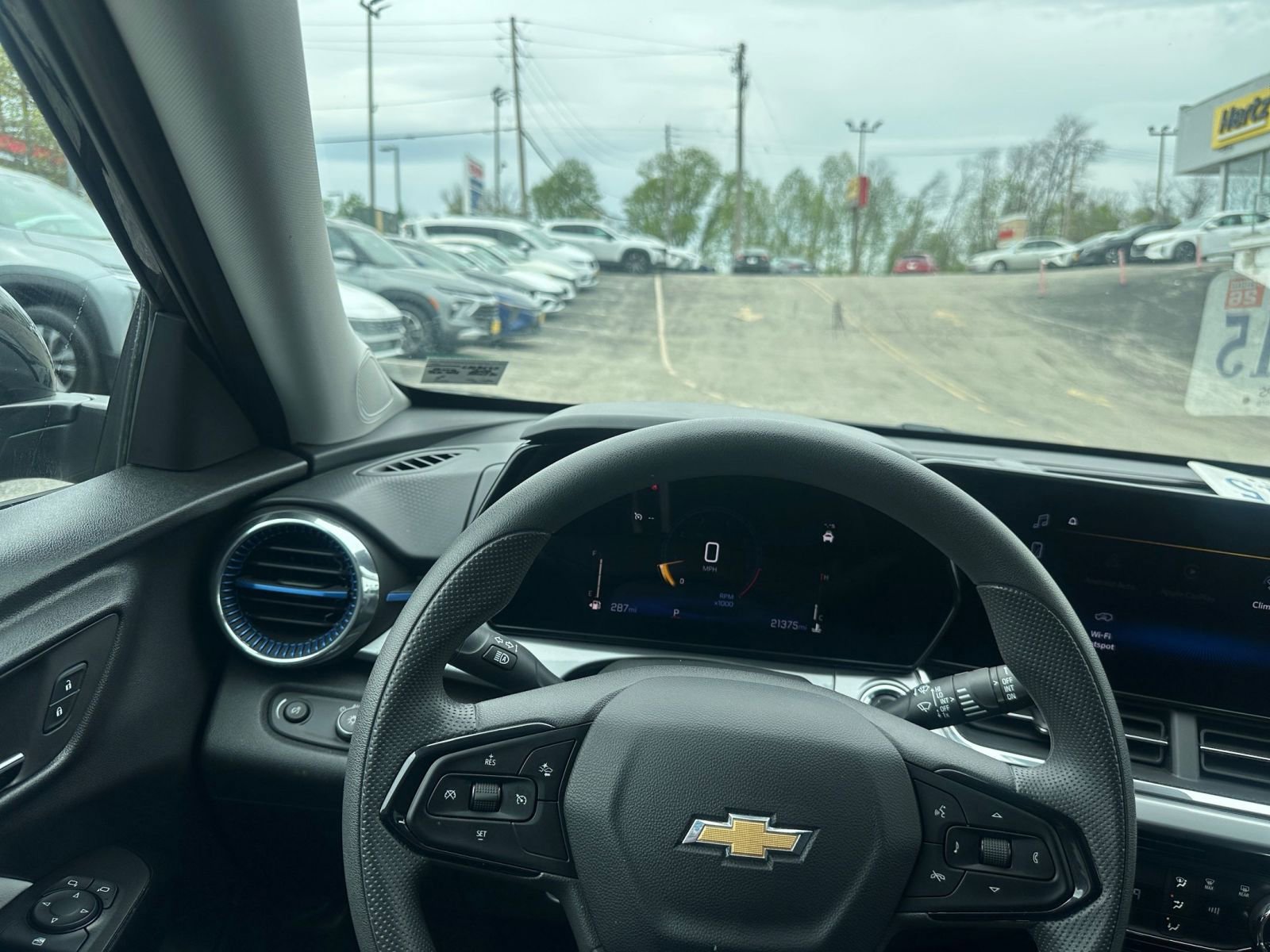 Used 2025 Chevrolet Trax LT image 32