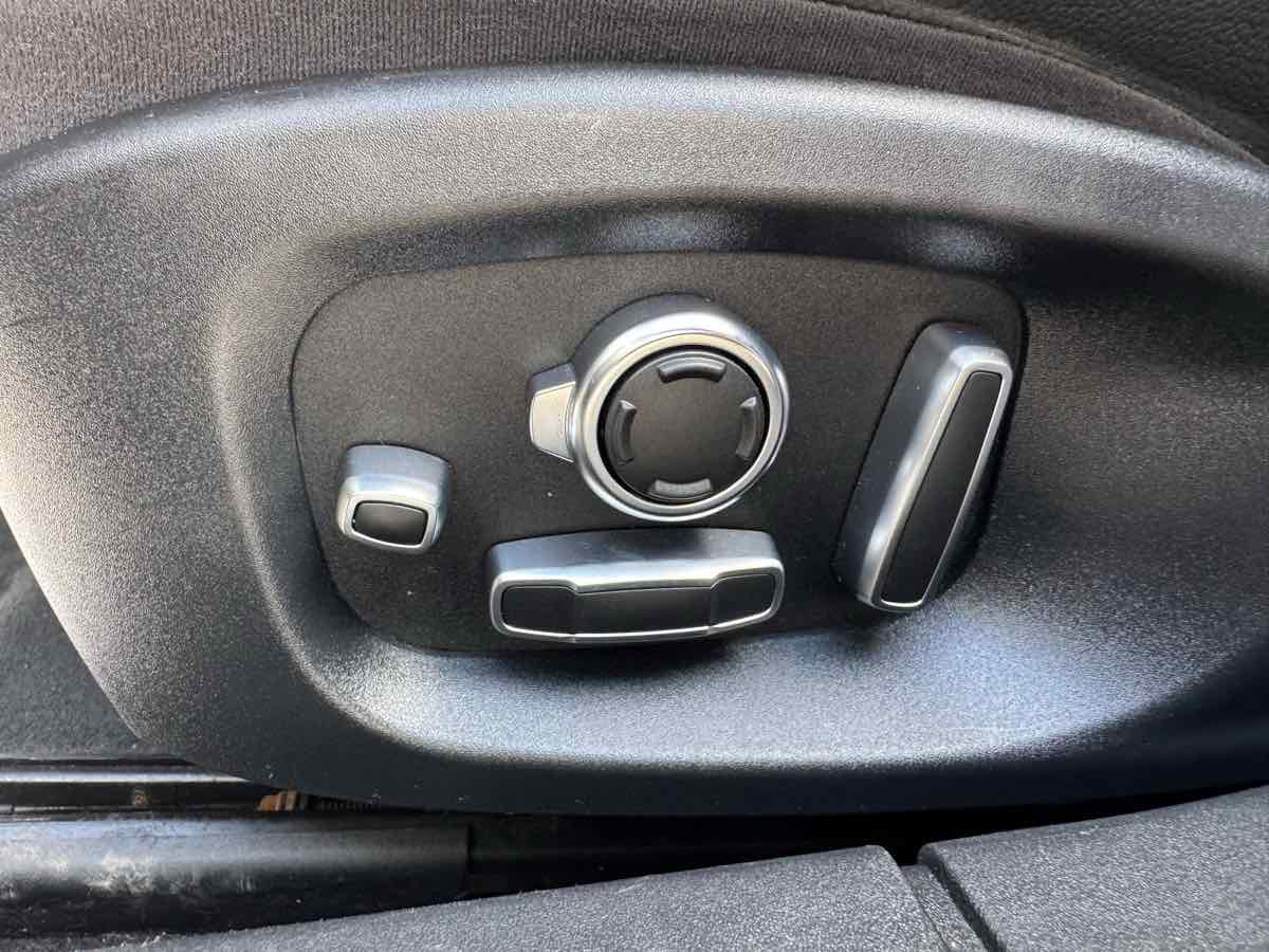 Used 2016 Jaguar XF S image 25