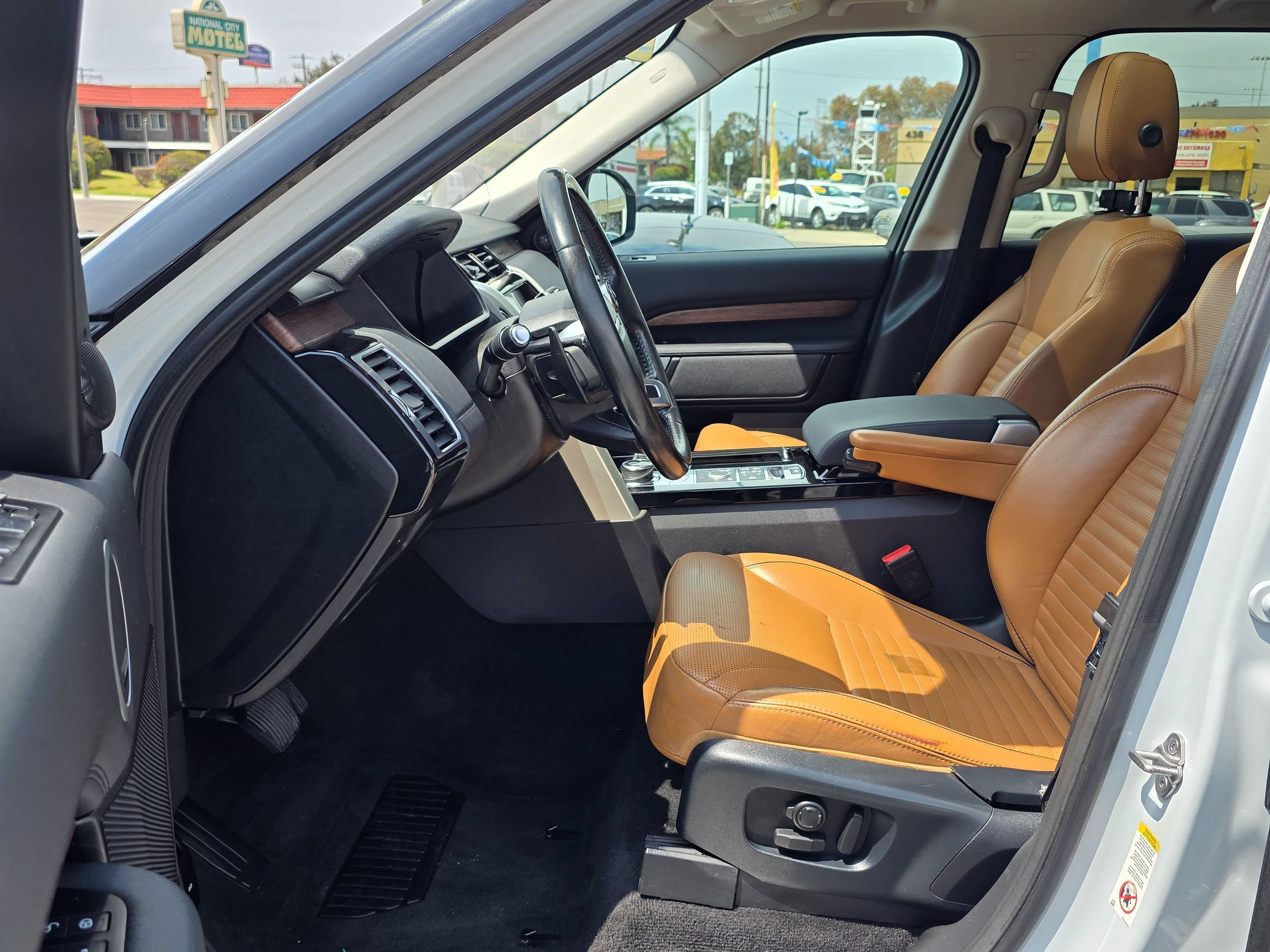 Used 2018 Land Rover Discovery HSE AWD/4WD image 17