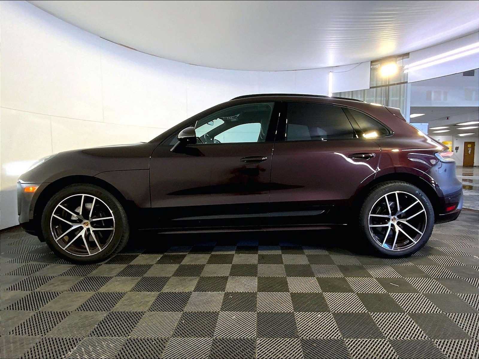 Used 2023 Porsche Macan S AWD/4WD image 3