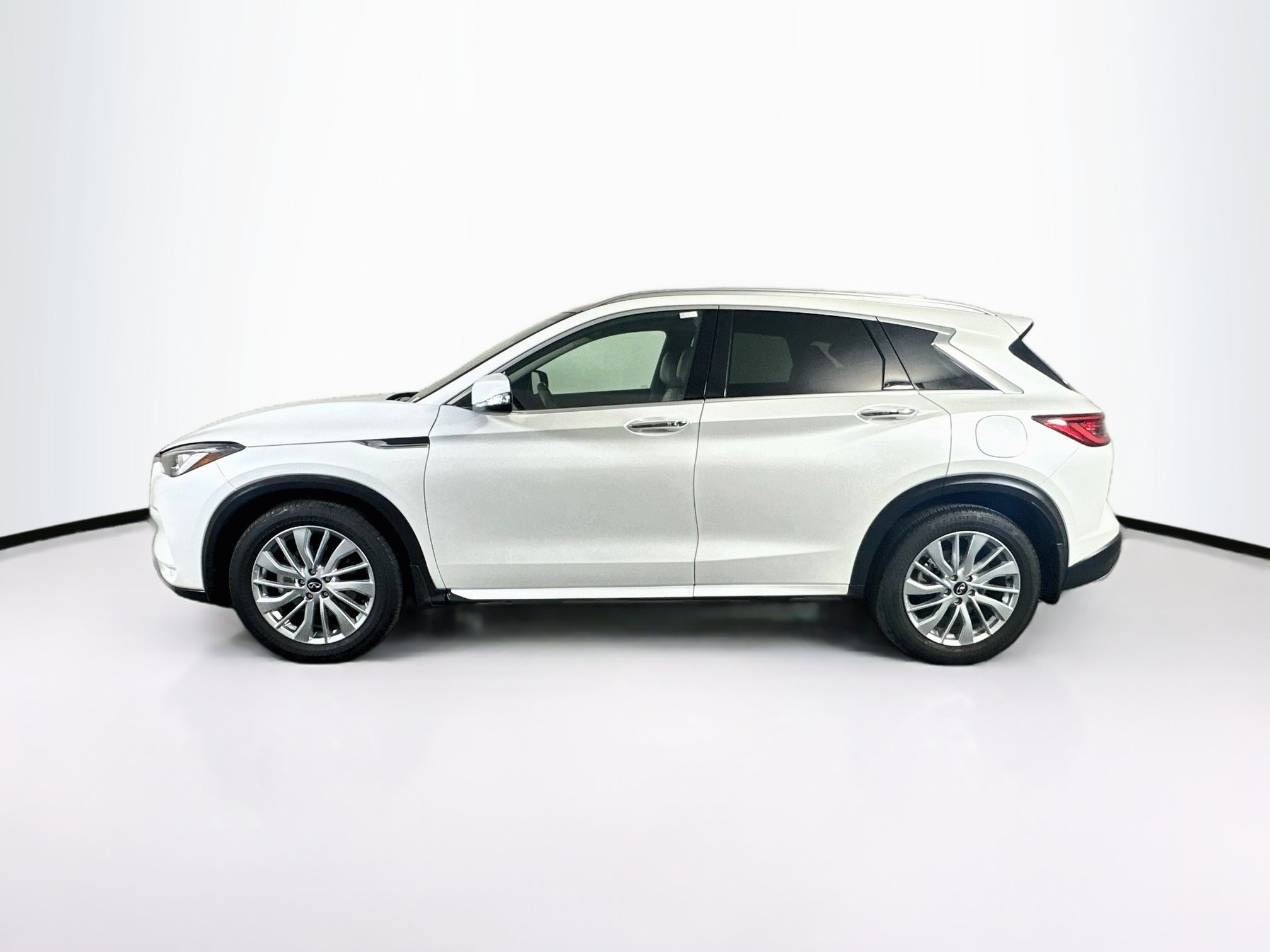 Used 2023 INFINITI QX50 Luxe FWD image 4