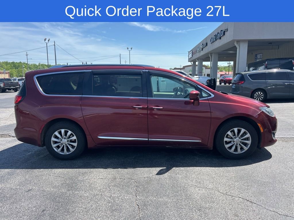Used 2019 Chrysler Pacifica Touring-L FWD image 3