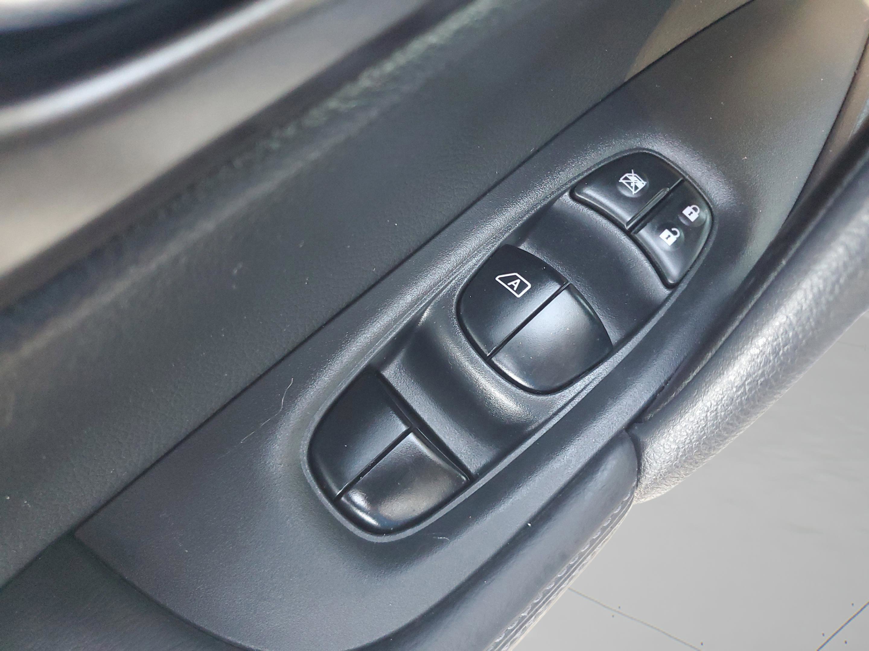 Used 2016 Nissan Rogue SV image 17