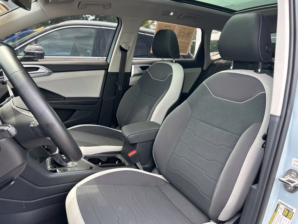 Certified 2025 Volkswagen Taos SE w/ Panoramic Sunroof Package FWD image 20