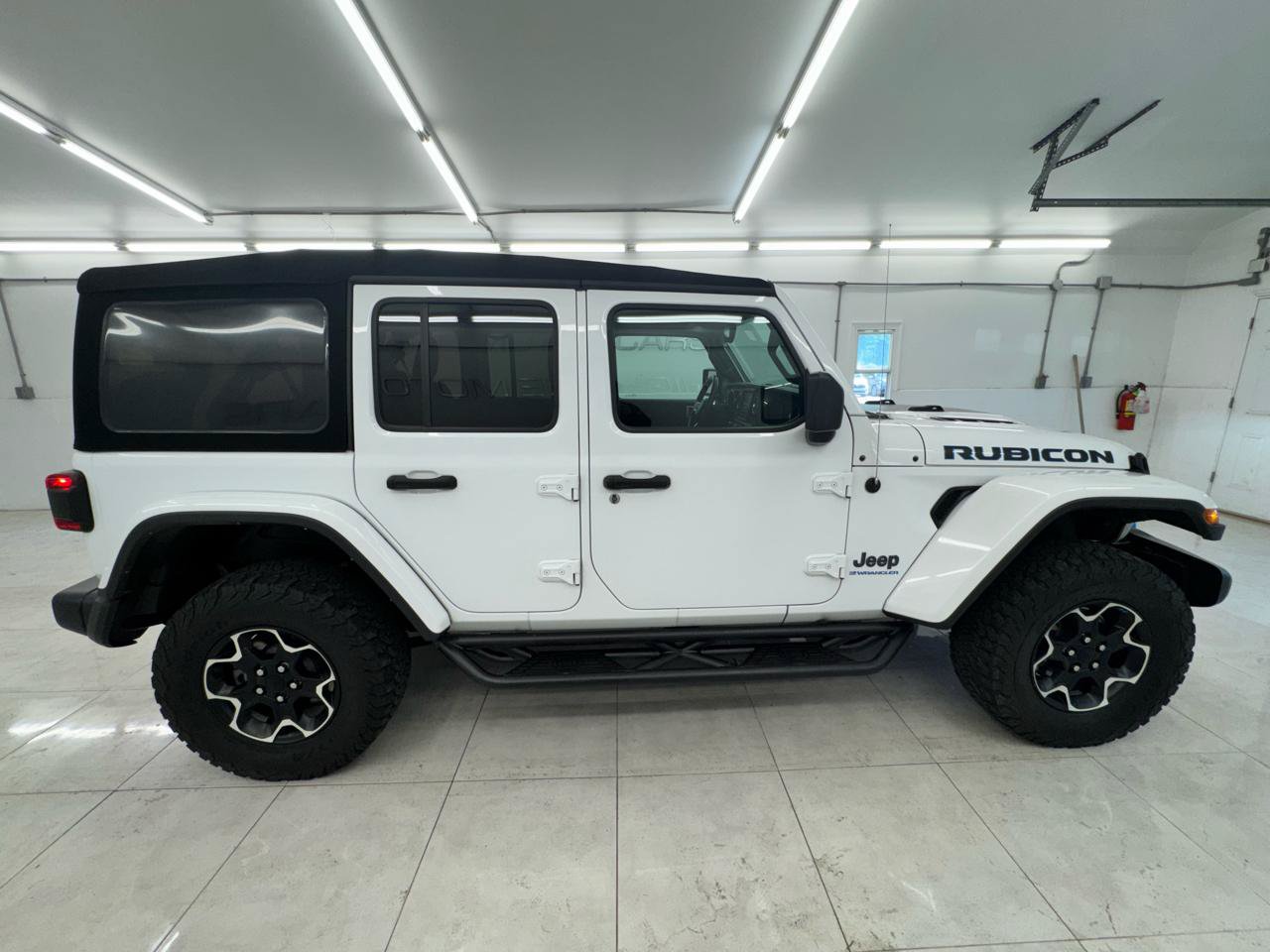 Used 2023 Jeep Wrangler Unlimited Rubicon 4xe w/ Cold Weather Group AWD/4WD image 4