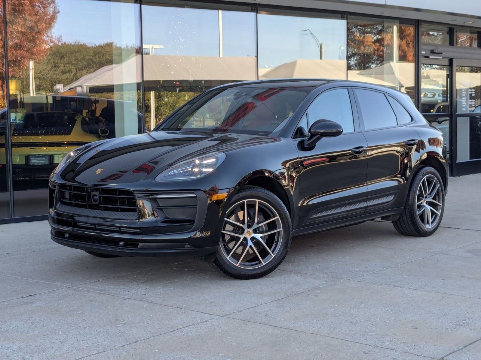 Used 2025 Porsche Macan image 1