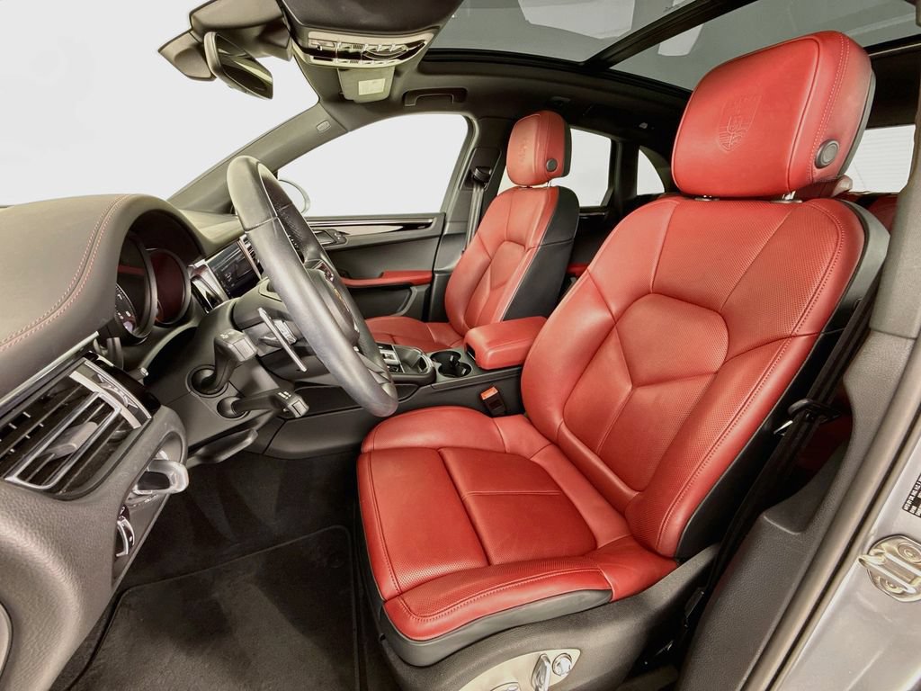 Certified 2025 Porsche Macan AWD/4WD image 5