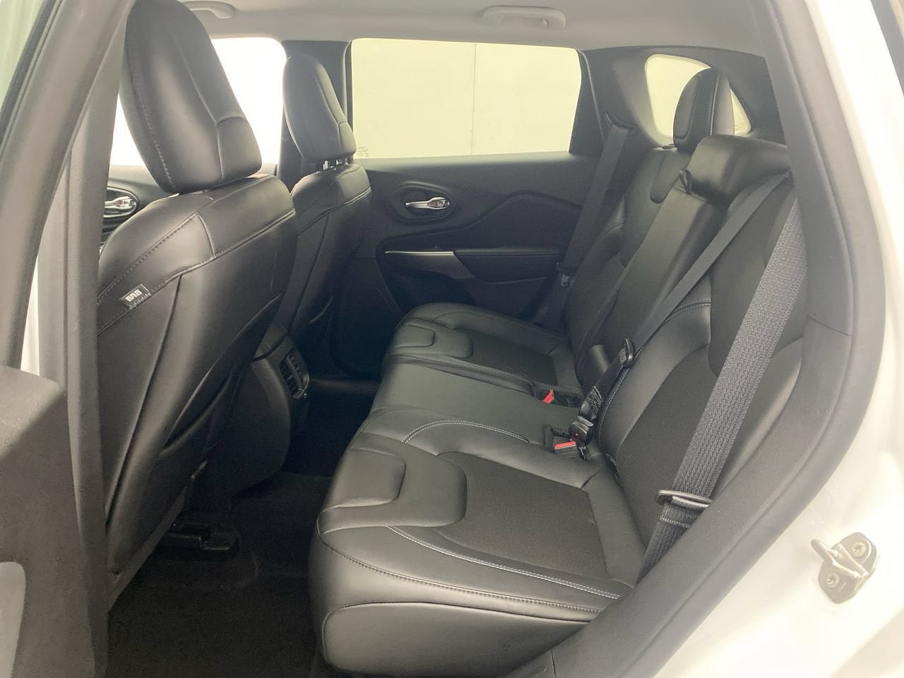 Used 2021 Jeep Cherokee Latitude Plus AWD/4WD image 24