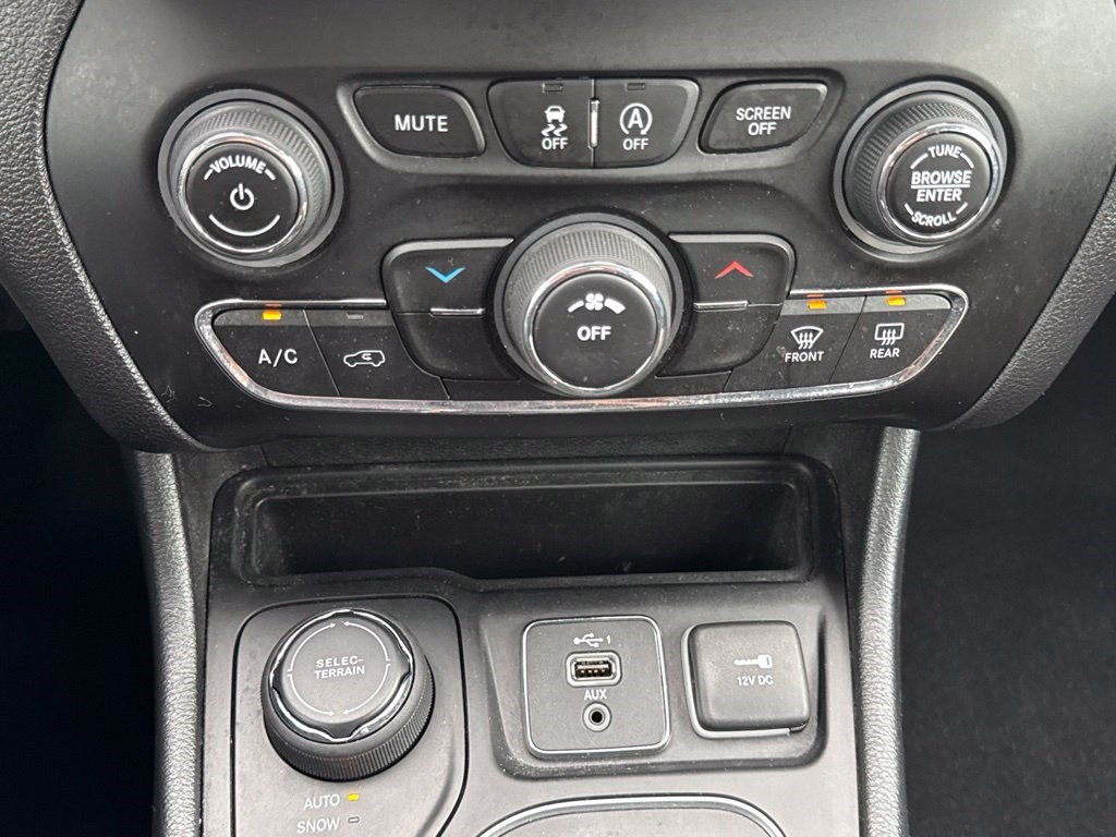 Used 2020 Jeep Cherokee Latitude w/ Cold Weather Group AWD/4WD image 28