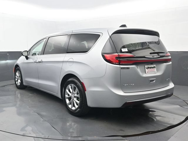 Used 2026 Chrysler Pacifica Limited FWD image 3