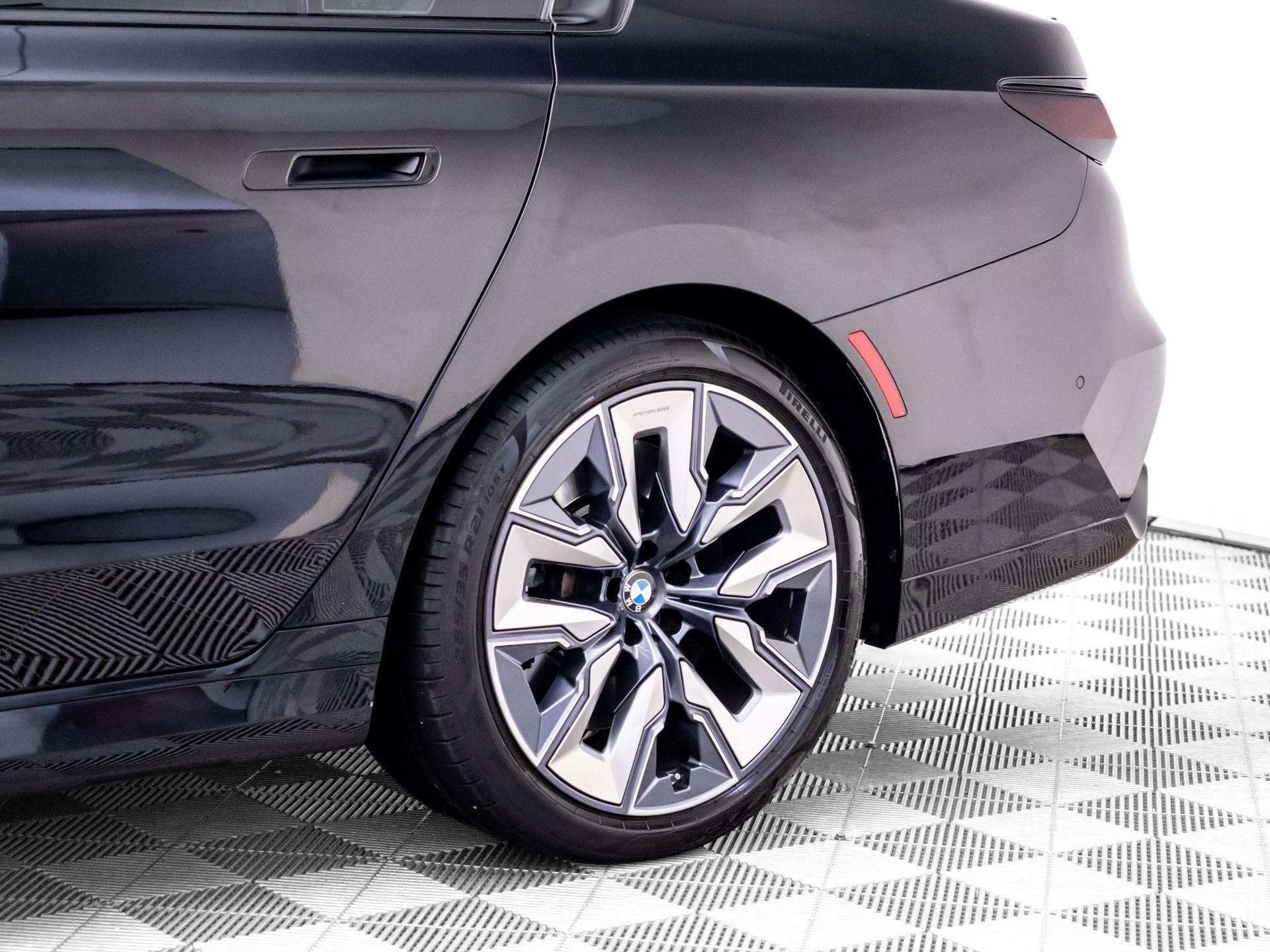 Certified 2023 BMW 760i xDrive w/ Parking Assistance Package AWD/4WD image 37