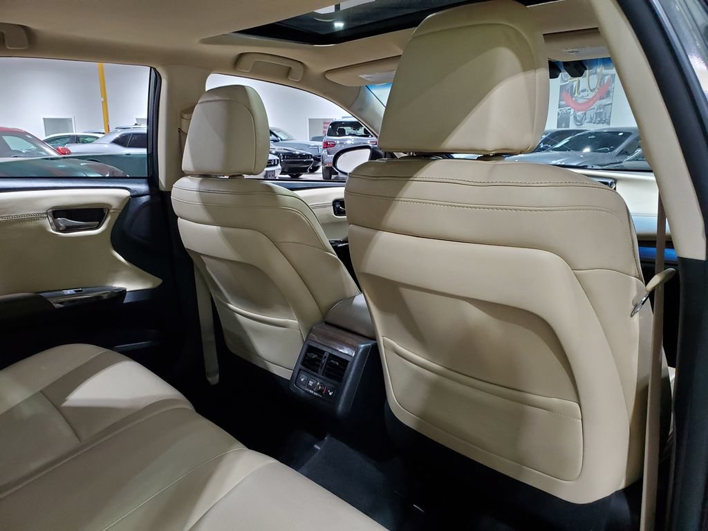 Used 2013 Toyota Avalon Limited w/ Technology Pkg FWD image 20