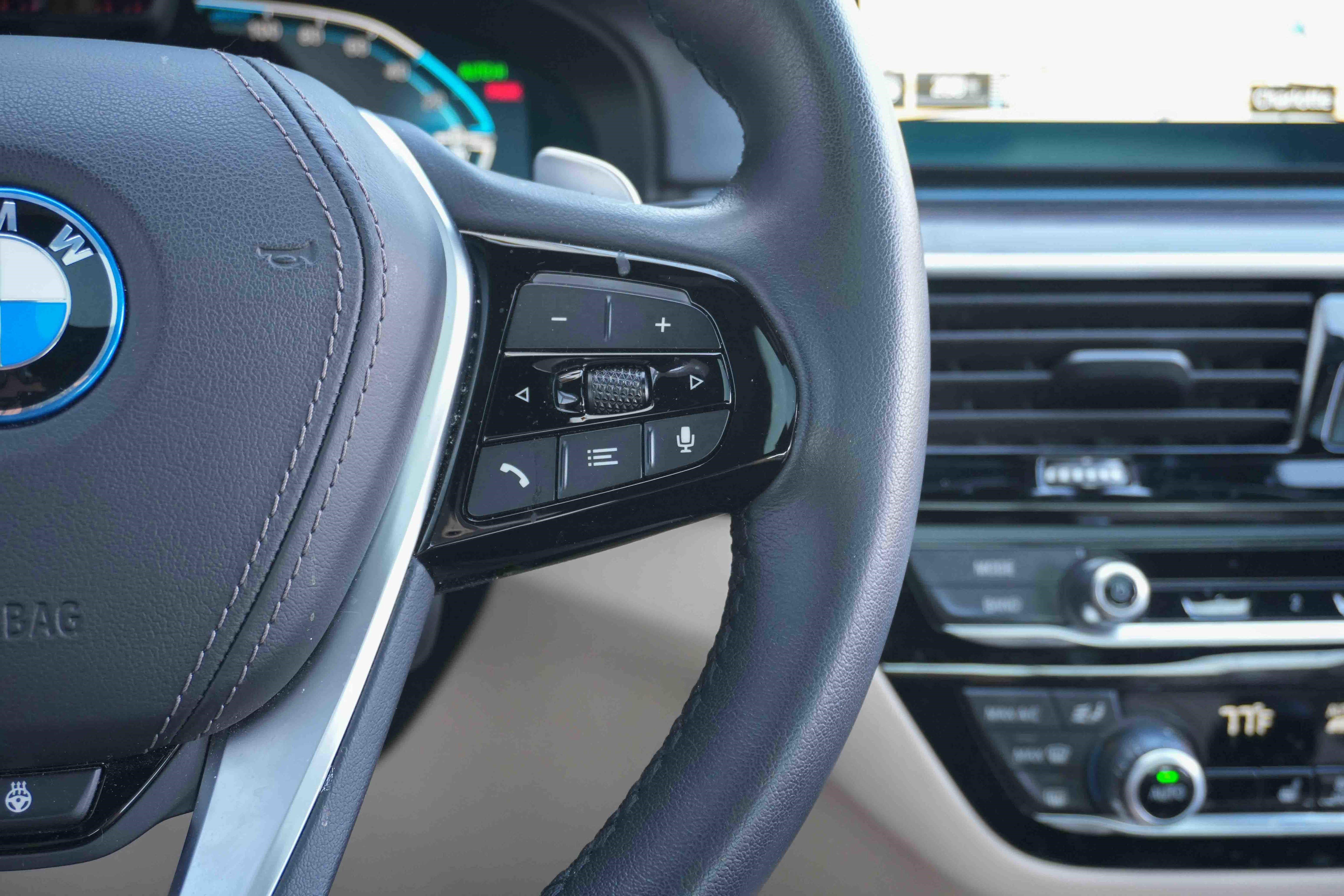 Used 2023 BMW 530e w/ Premium Package image 20