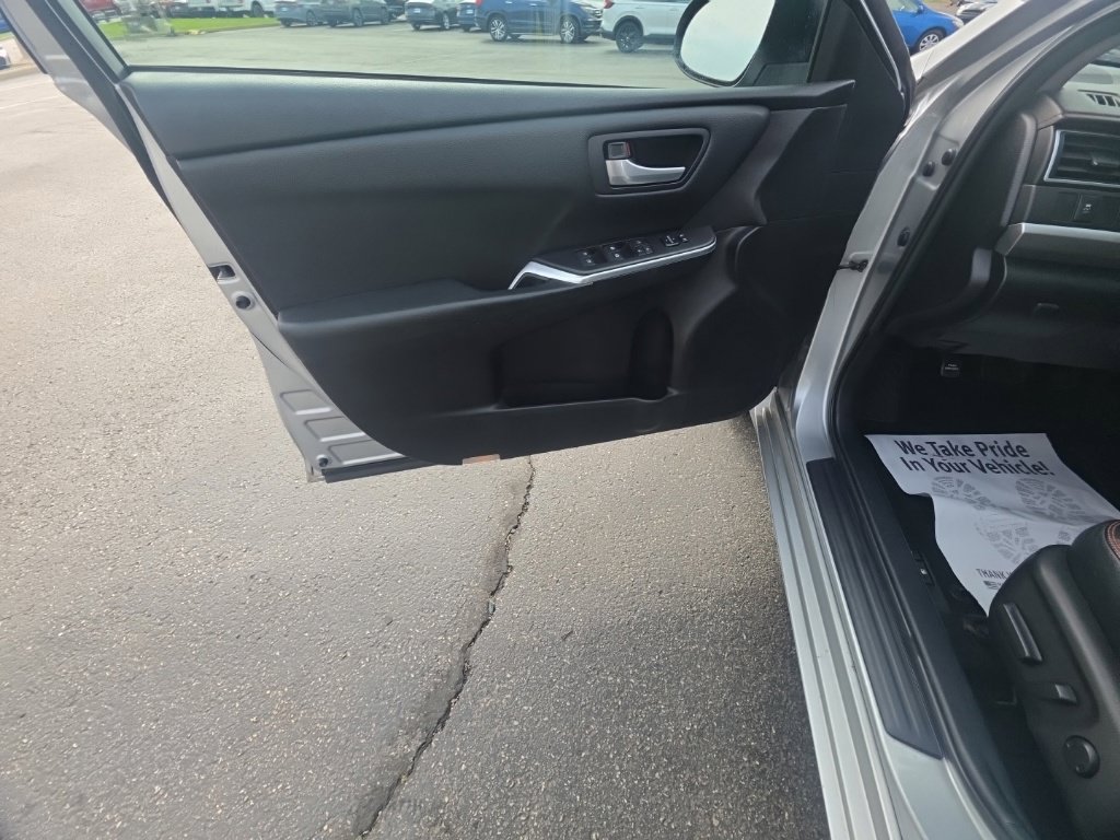 Used 2015 Toyota Camry SE w/ Moonroof Package FWD image 12