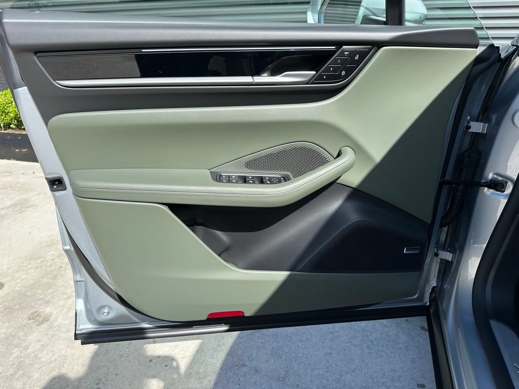 Used 2026 Porsche Macan Electric RWD image 19
