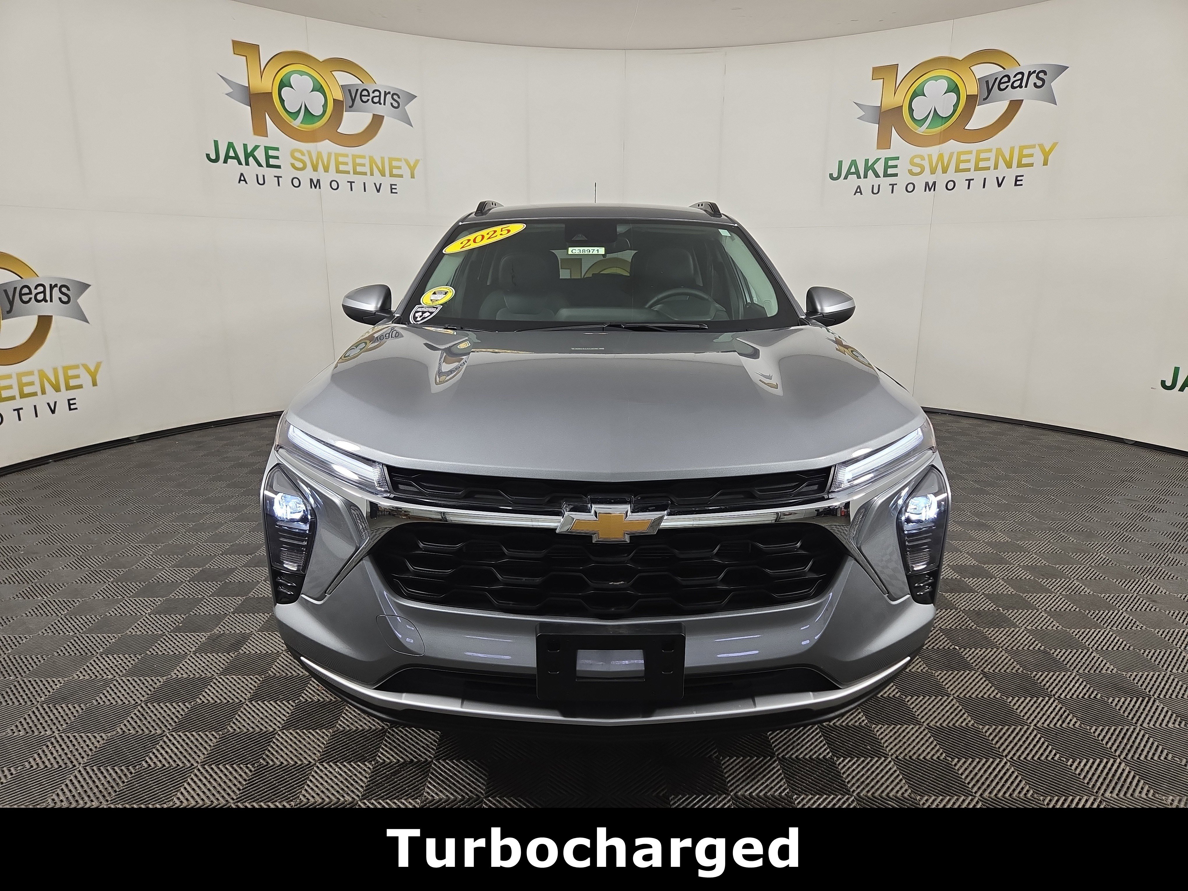 Used 2025 Chevrolet Trax LT w/ LT Convenience Package image 3