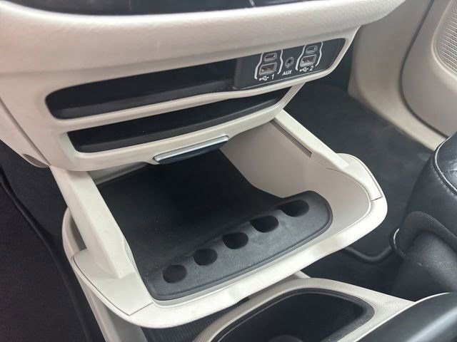 Used 2023 Chrysler Pacifica Touring-L FWD image 25