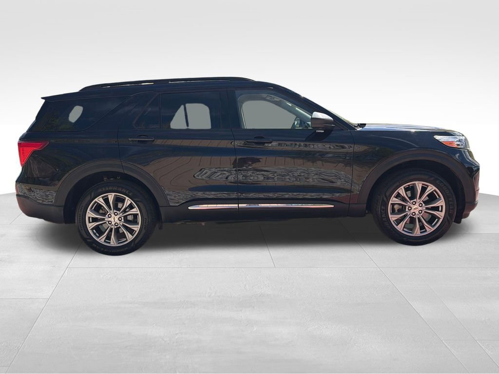 Certified 2022 Ford Explorer XLT w/ Equipment Group 202A AWD/4WD image 8
