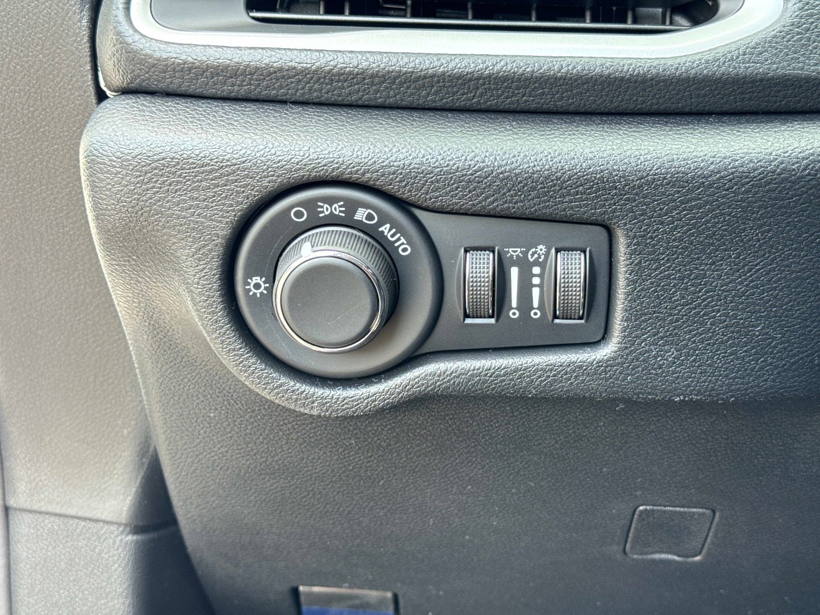 New 2027 Chrysler Pacifica Limited AWD/4WD image 31