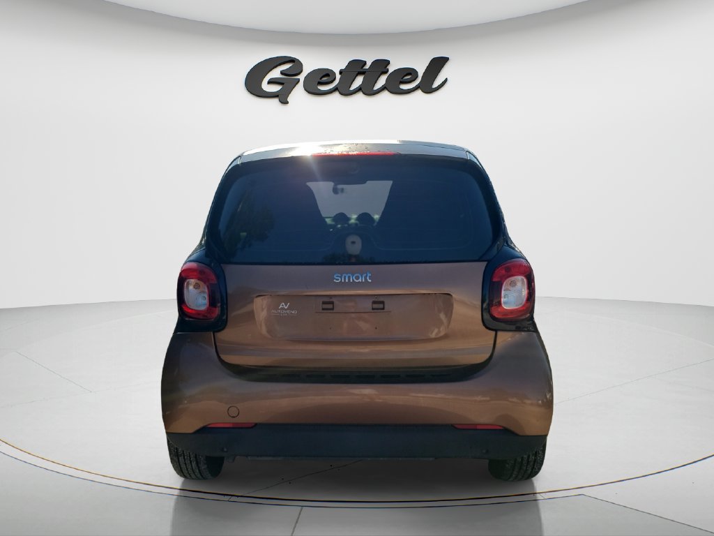 Used 2016 smart fortwo passion RWD image 4